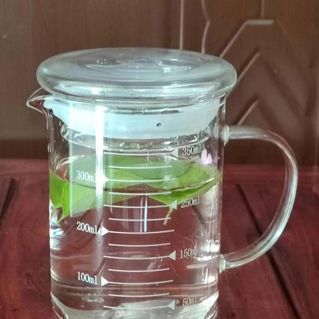 High-Temperature Resistant Glass Measuring Cup with Handle, for Baking, Milk, Juice, or Water.