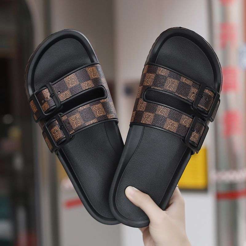 Slippers Men's Summer 2025 New Fashion Versatile Soft-soled Beach Shoes Men Wear Waterproof and Deodorant Slippers