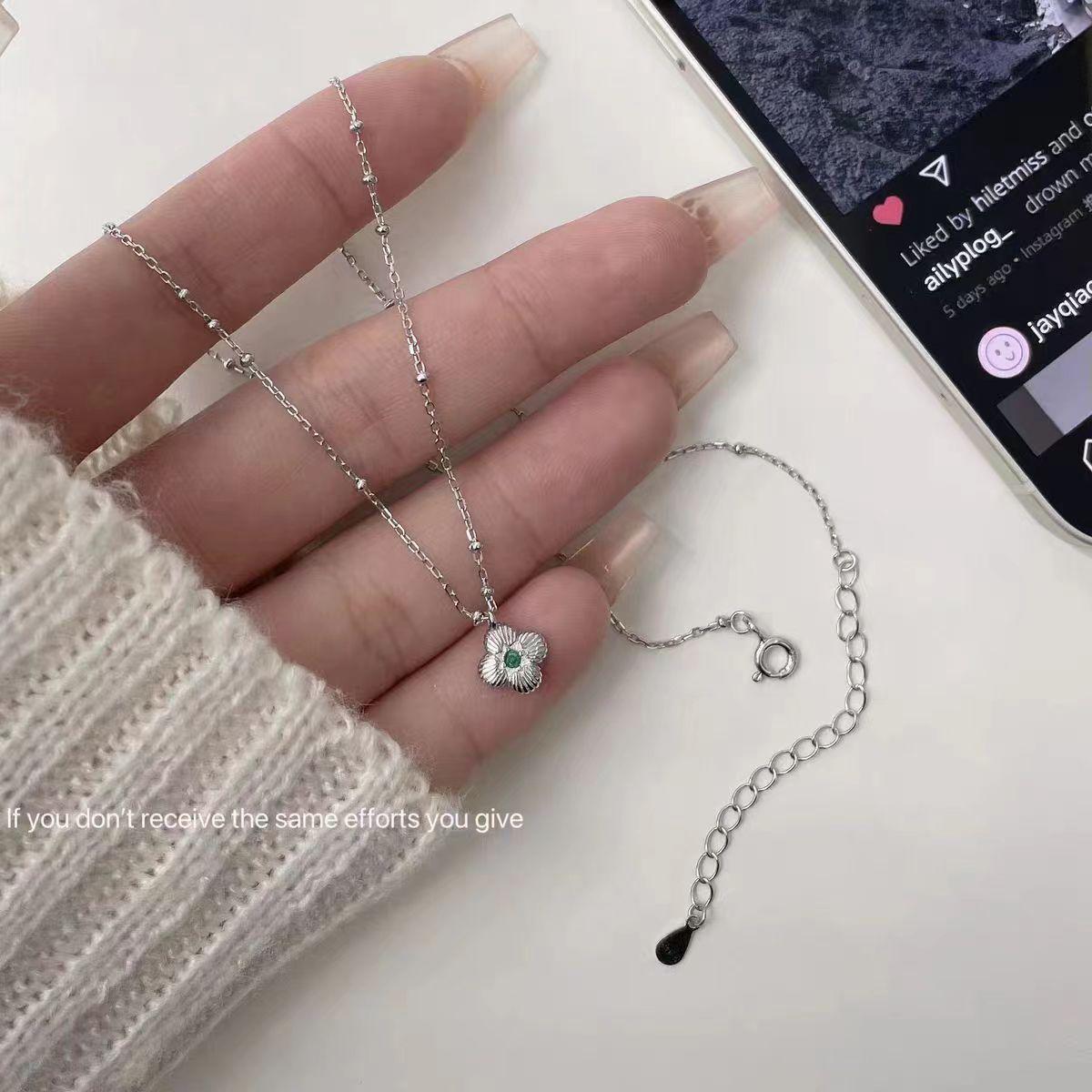 

Посеребренное медью колье «Четырехлистный клевер» с изумрудным цирконом