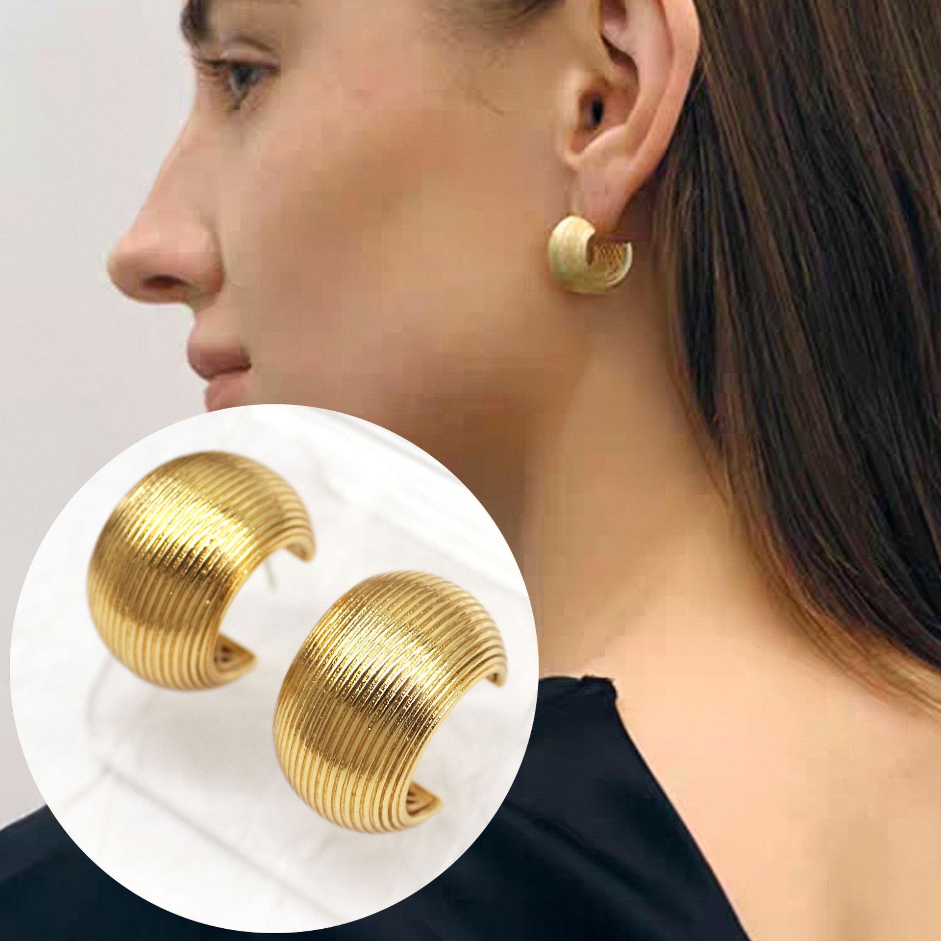 Textured Embossed Earrings: French Retro Luxury Studs - Niche European and American Fashion Accessory Electroplated