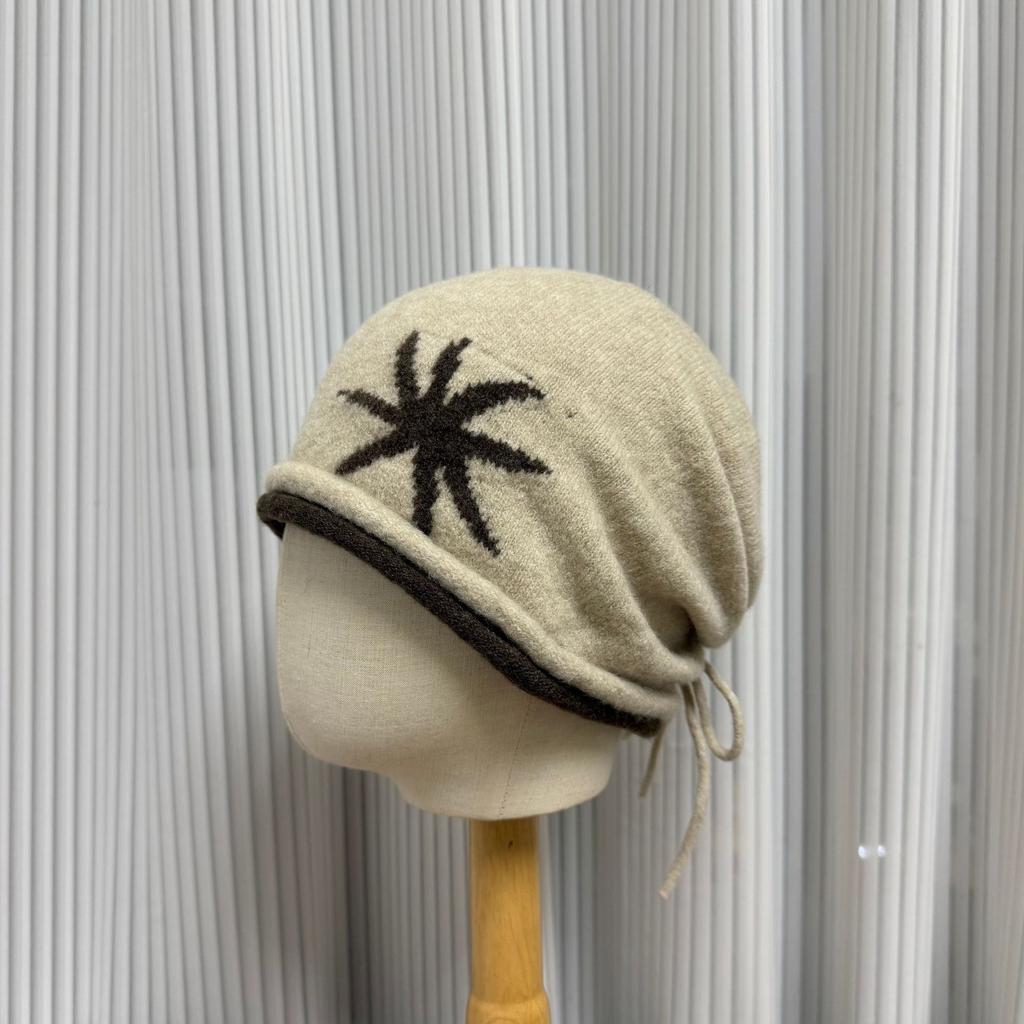 Retro contrasting color curled edge knitted drawstring stacking hat for children, warm and cold in autumn and winter, showing a small face, big head c