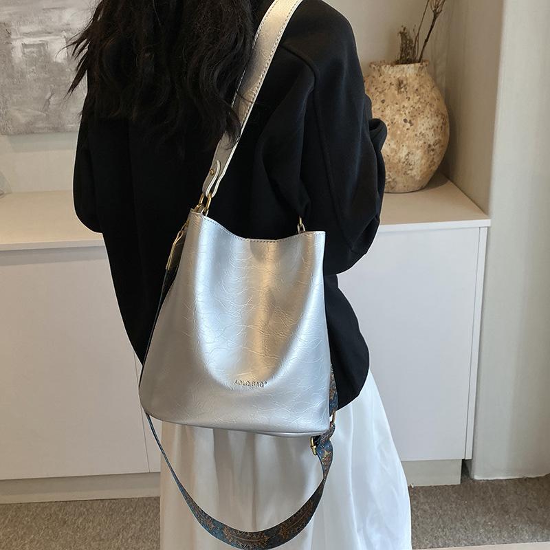 Wholesale Bags Women's 2025 Autumn New Fashion Shoulder Bag Commuting To Work Soft Leather Large-capacity Bucket Bag