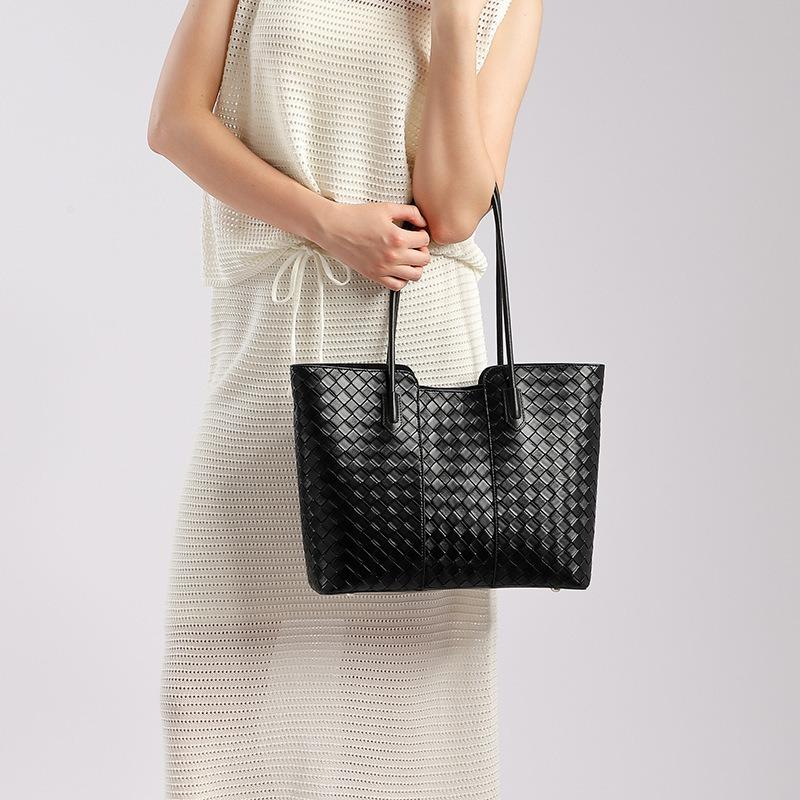 New leather women's bags, cowhide fashion shoulder bags, daily commuting bags, simple wind and large-capacity woven mother and child bags