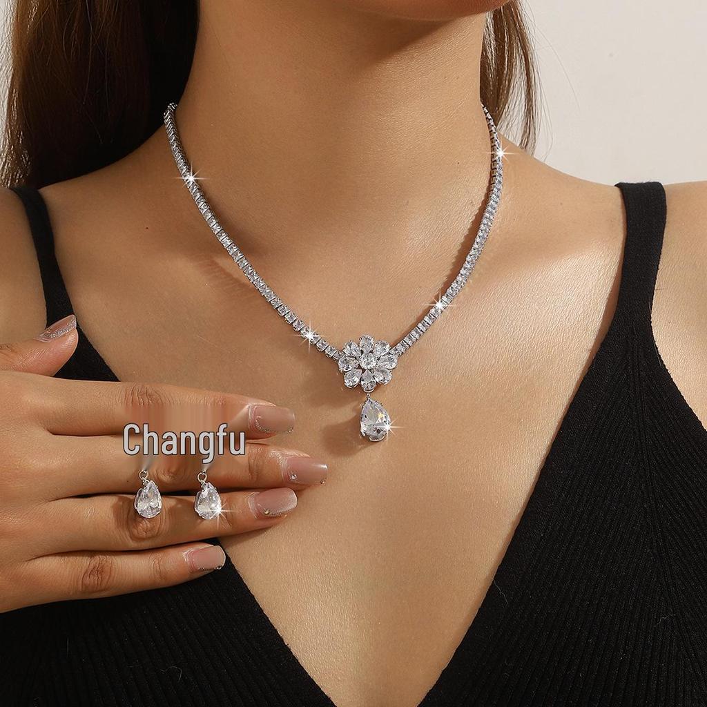 Elegant Crystal Necklace & Earrings Set for Weddings and Banquets