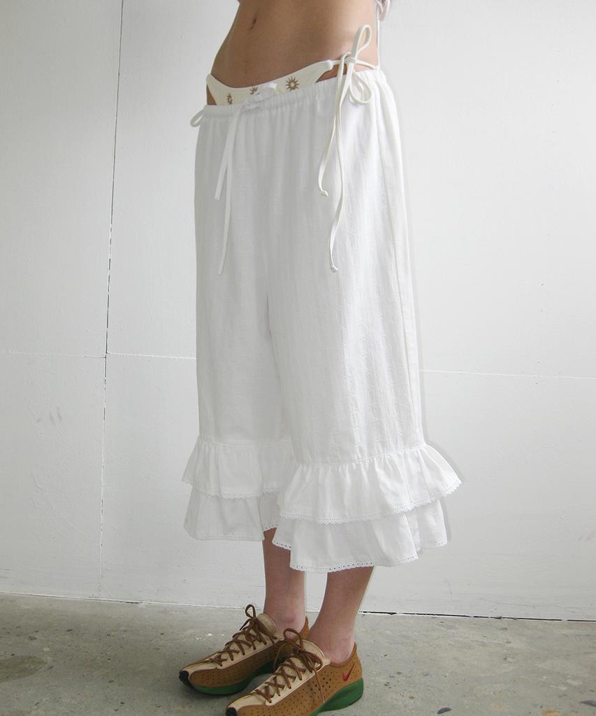 PISCESS Lace Frill Capri Pants_Ivory