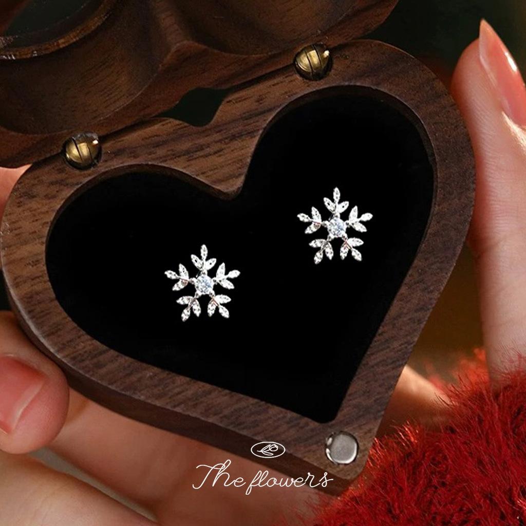 Micro-inlaid zircon cute needle snowflake stud earrings, Jiayue fresh and sweet stud earrings, winter earrings.