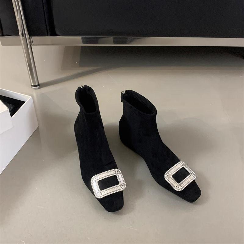 

The foreign style is huge and good-looking, and the small short boots for women increase in height. In the autumn and winter of 2025, the new ex 40