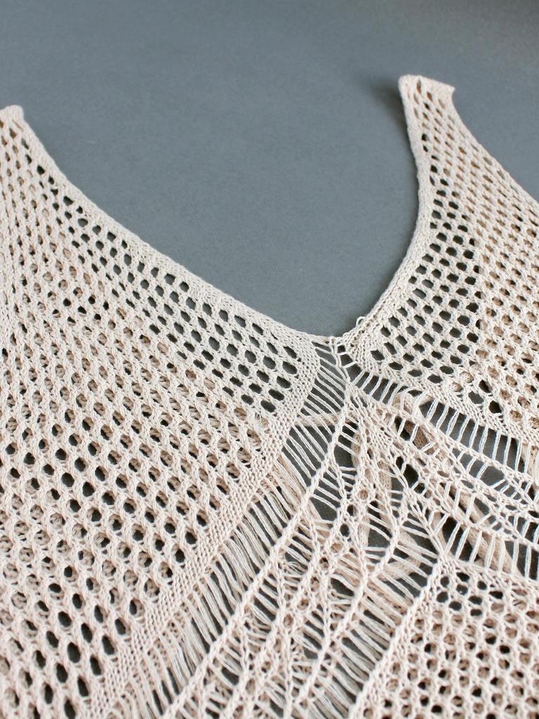 Vestido de praia com decote em V, sem mangas, cor sólida e vazado - Coleção primavera/verão