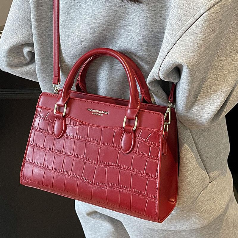 Korean version of high-value fashionable red bag women's 2025 autumn handbag bridal bag festive atmosphere simple bag