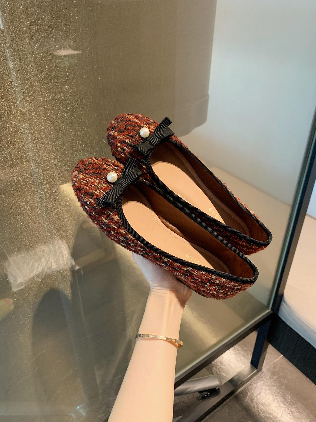 

Sheepskin version~ Grape mother same ins wind round head pearl bow small fragrant wind flat bottom shallow mouth commuting single shoes women 40