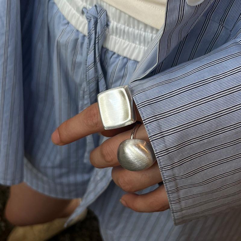 French Medieval Vintage Metal High-end Light-sensitive Ring, Niche Design Texture Square Versatile Ring Ring