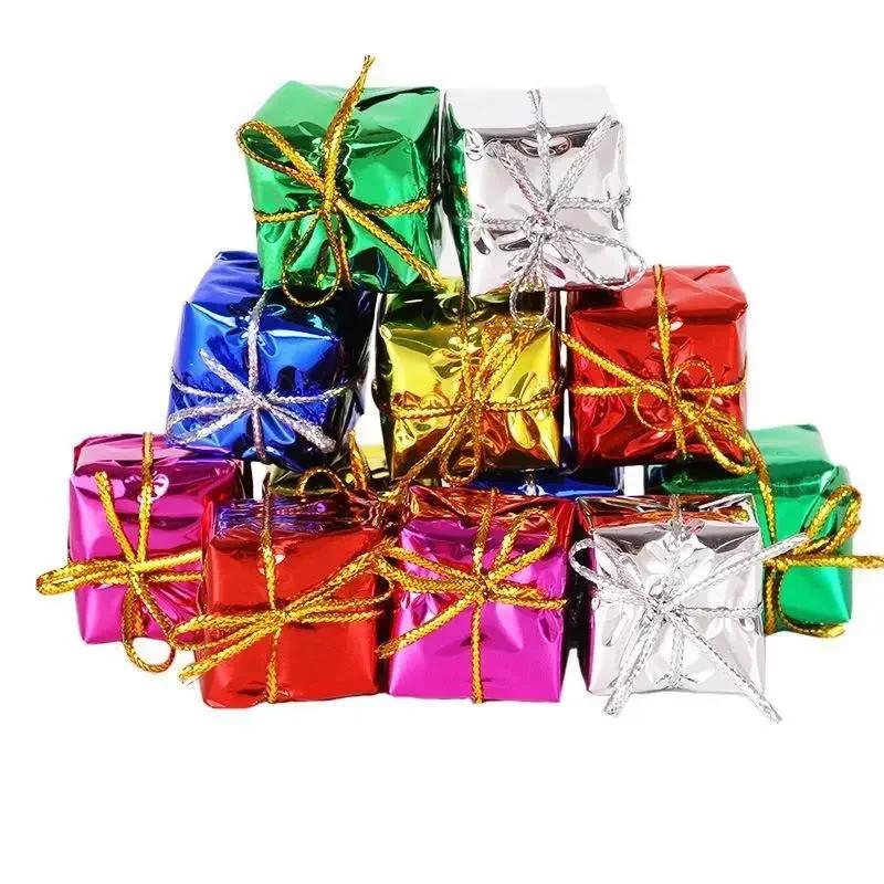 12 Pezzi Mini Scatole Regalo di Natale Ornamenti Colorati con Ciondolo Albero Decorazioni in Schiuma per Festa di Capodanno