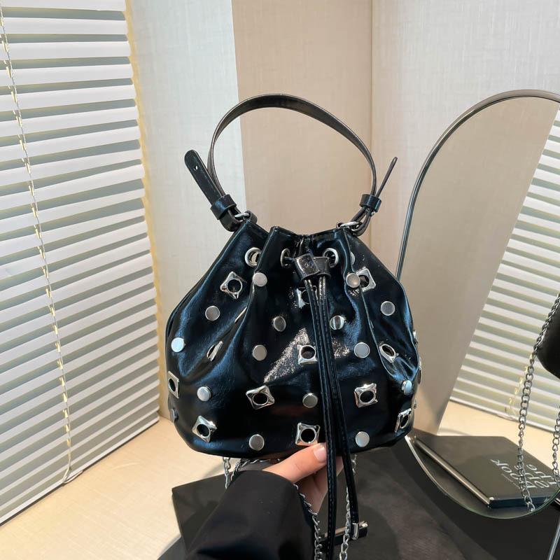 Vintage Damenhandtasche mit hohler Schulter, Niete, modisch, vielseitig, tragbar, Eimertasche, Street Achsel-Tote-Umhängetasche