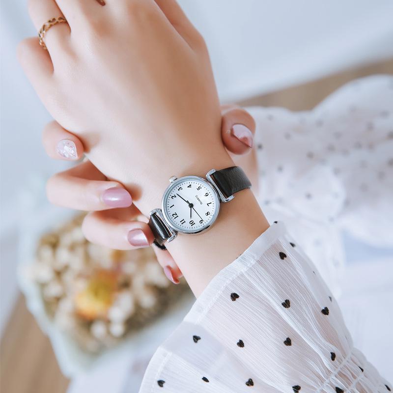 Elegante Damen Quarzuhr: Kleines Zifferblatt, vielseitig, College-Stil