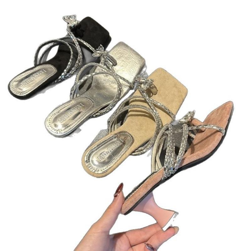 Neue hochhackige Schuhe mit Zehentrennern, eckiger Zehenpartie, dünnen Absätzen und Zehentrennern