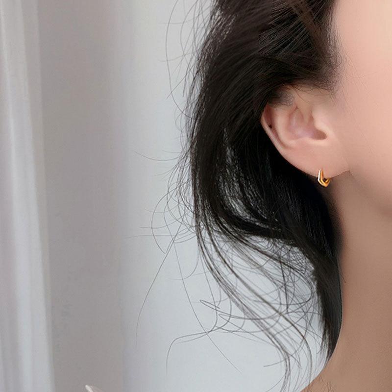 

Niche Vintage Ladies Accessories Elegant Jewelry Cold Earrings C-shaped Ear Buckle Niche Hundred with Geometric Senior Sense Earrings Female Tide