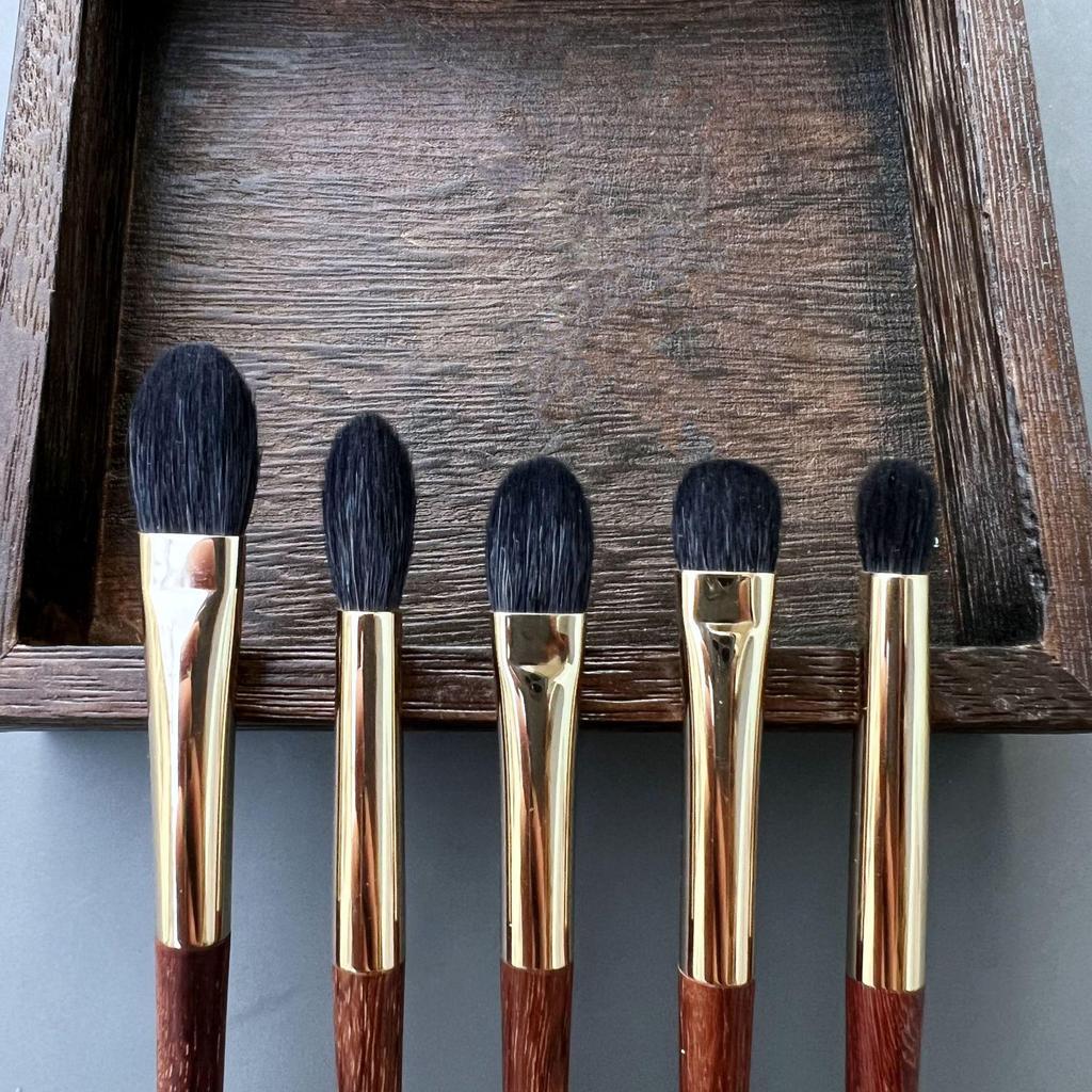 Pearswood Fine-Tipped Wool Eyeshadow Brush: Large Blending and Medium Application with Soft Touch Flame Nose Design.