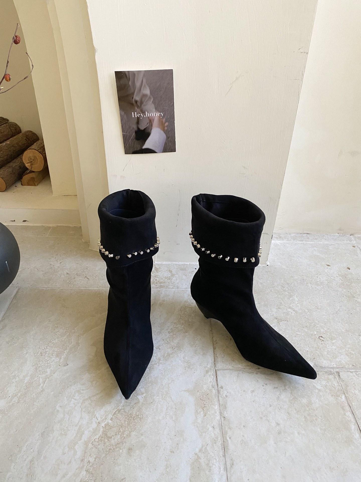 2025 new European and American style rivet pointed wood grain and thin versatile short boots 35
