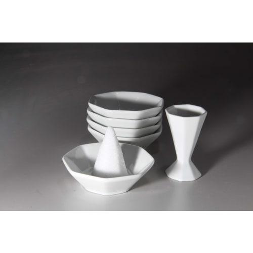 This octagonal salt set is easy to hold and serve. It includes five plates and one octagonal salt pyramid, bringing good fortune. Unlike unglazed porc