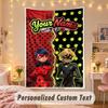 Arazzo Personalizzato su Misura, Stampa Miraculous Ladybug Testo con Nome Personalizzato Arte da Parete da Appendere per Camera da Letto