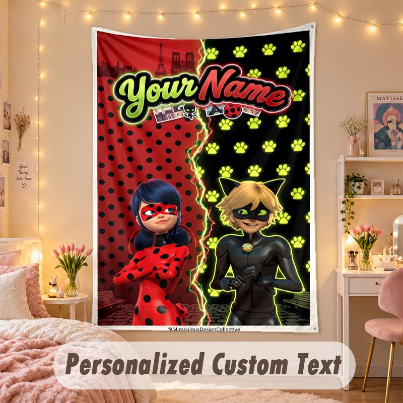 Arazzo Personalizzato su Misura, Stampa Miraculous Ladybug Testo con Nome Personalizzato Arte da Parete da Appendere per Camera da Letto