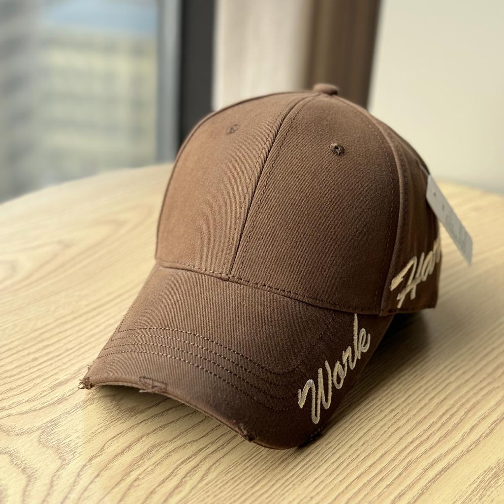 2026New trendy American-style hard-brim baseball cap for women, wide-brim sun-shading cap for men, versatile and casual, makes the face look smaller