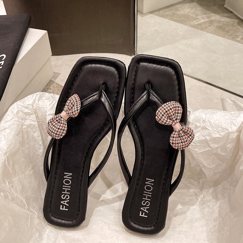Fairy Style Flip-flops Female Summer Wear Flat-bottomed Seaside Beach Sandals Female Shoes 2025 New Pinch Foot Cool Slippers