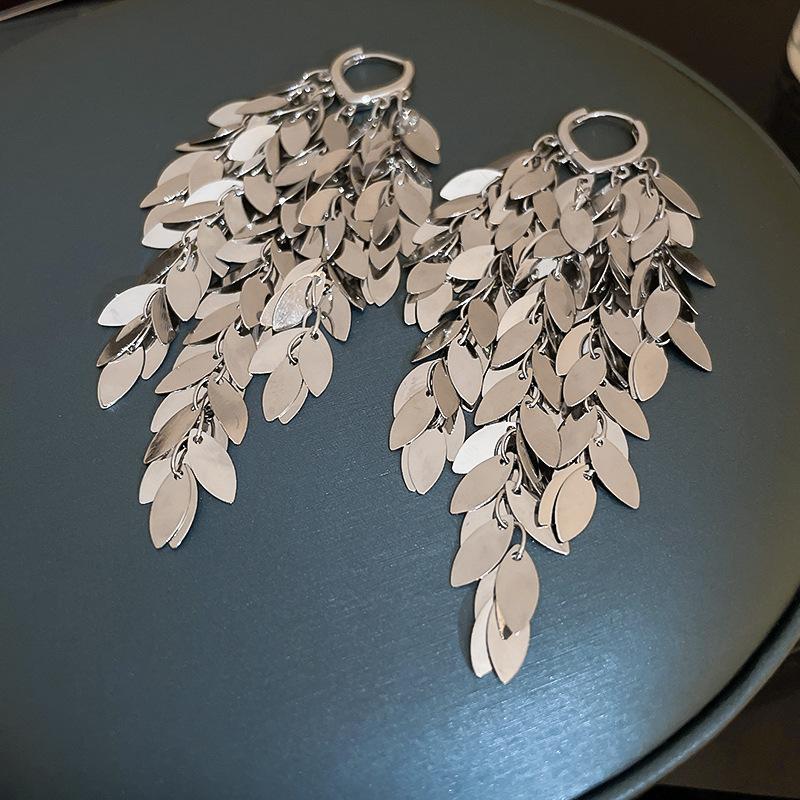 

1 Pair Glamorous Women Glitter Dangle Earrings Latest Fashion Jewelry Iron Leaf Shape Pendant Tassel Earrings Wonderful Party Accessories серебряный
