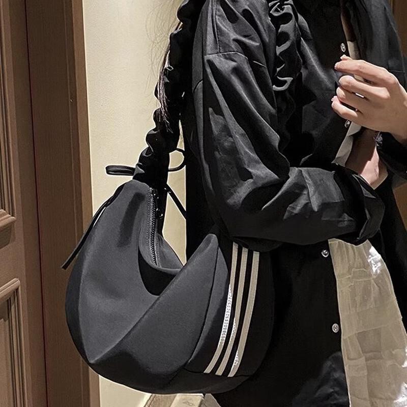 

OEING Dumpling Crossbody Bag