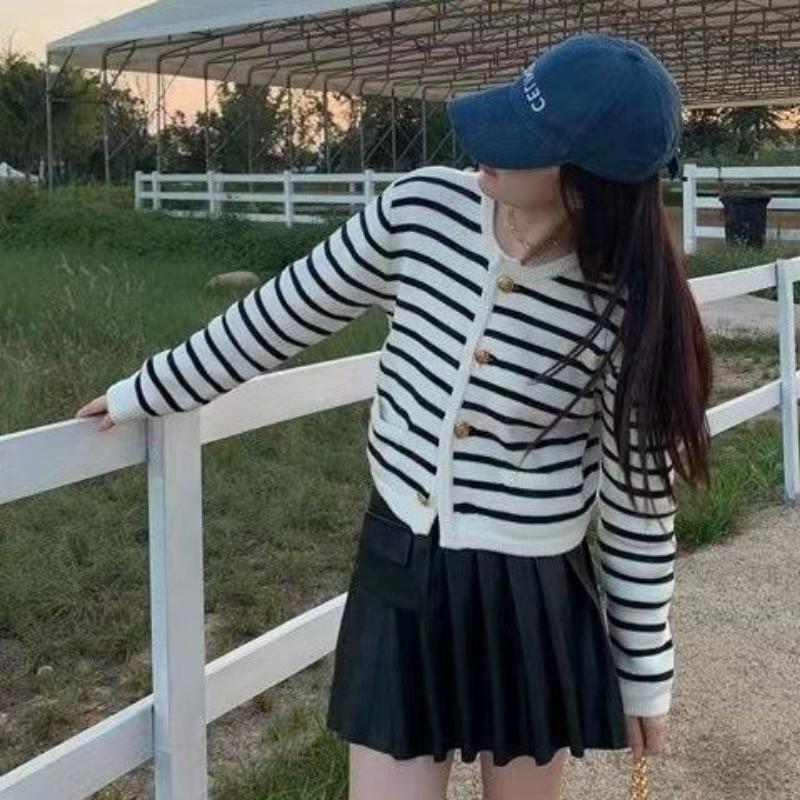 Zlatý knoflík Kontrastní pruh O Krk Malý Voňavý Pletený Cardigan Dámské Podzimní Francouzský Volný Krátký překryvný svetr Dámský kabát