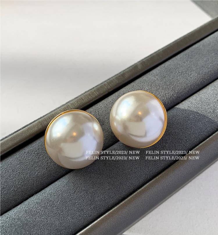 Hepburn Style Pearl Stud Earrings - European & American Design, Elegant, Light Luxury