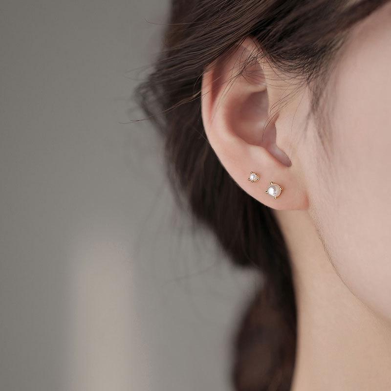 Mini Four-claw Stud Earrings for Women, Small-scale, Simple, Elegant and Sophisticated Style Earrings, Versatile Accessories