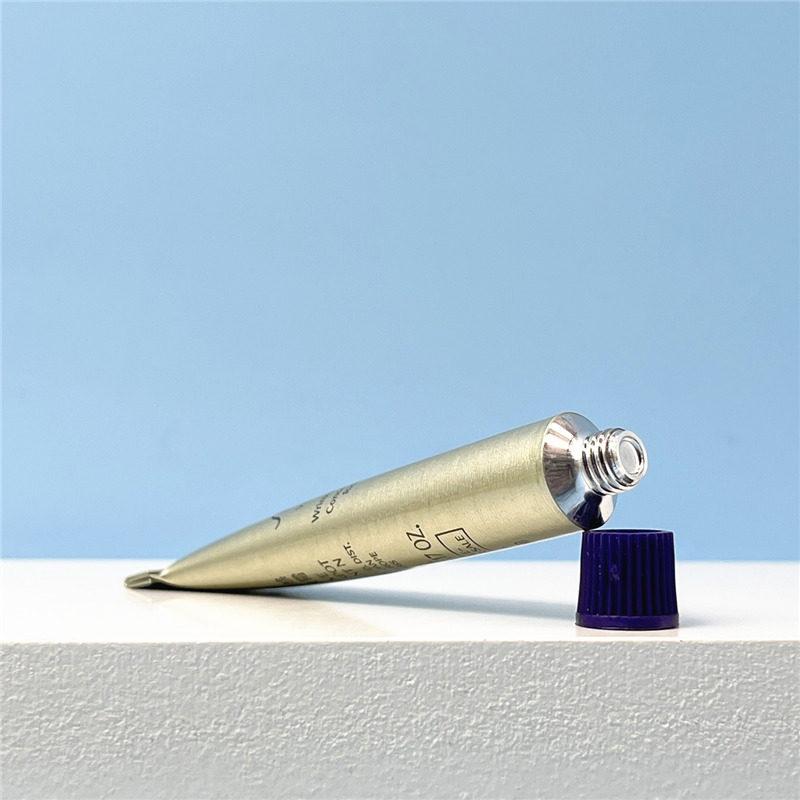 Shiseido Mini Augencreme 2ml: Reduziert feine Linien, strafft und repariert die Augenpartie gezielt.