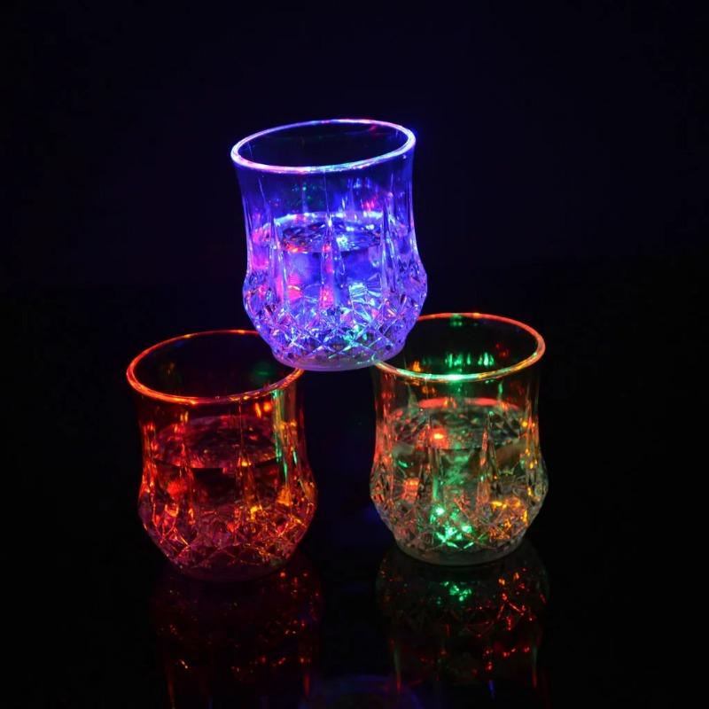 Tazza in Vetro Tagliato Lampeggiante Automatica a LED Multicolore Tazza Luminosa Bicchiere da Vino Birra Bicchiere da Whisky per Bevande Bar Club Festa Natale