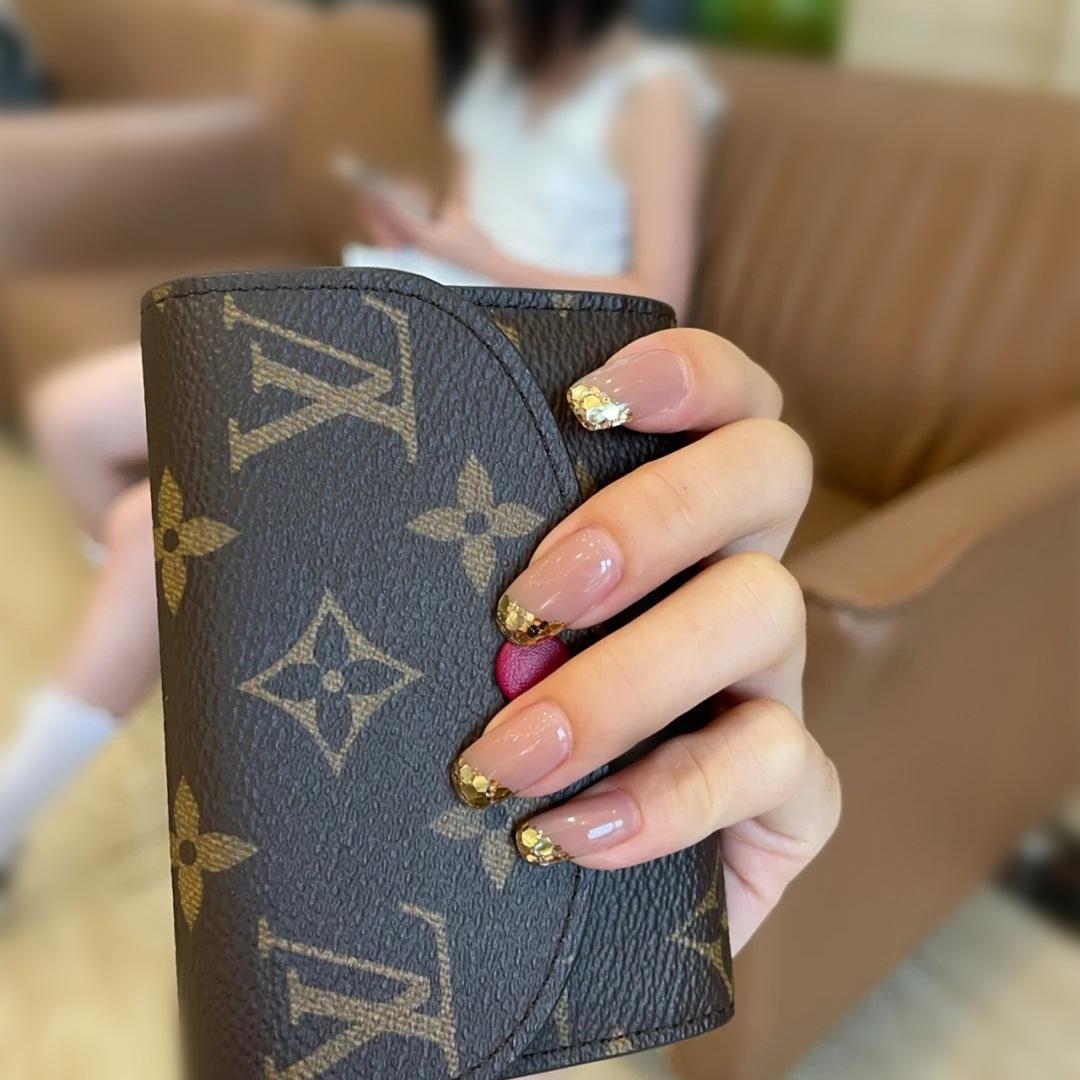 

294 Французские косые блестящие накладные ногти - 24 съемных типса средней длины