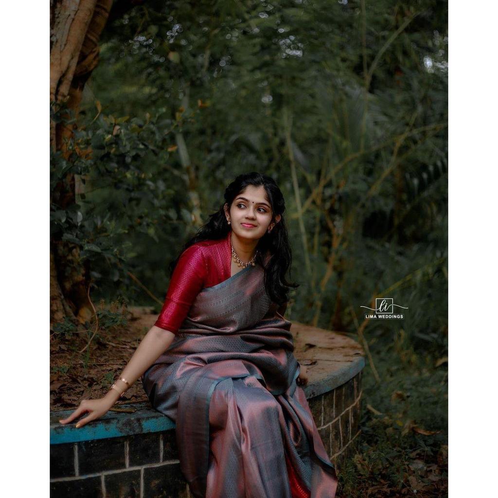 Saree from the ALMAARI Store Is Adorned with Beautiful Zari Work In Form of Traditional Motifs. This Beautiful Saree Is Elegantly