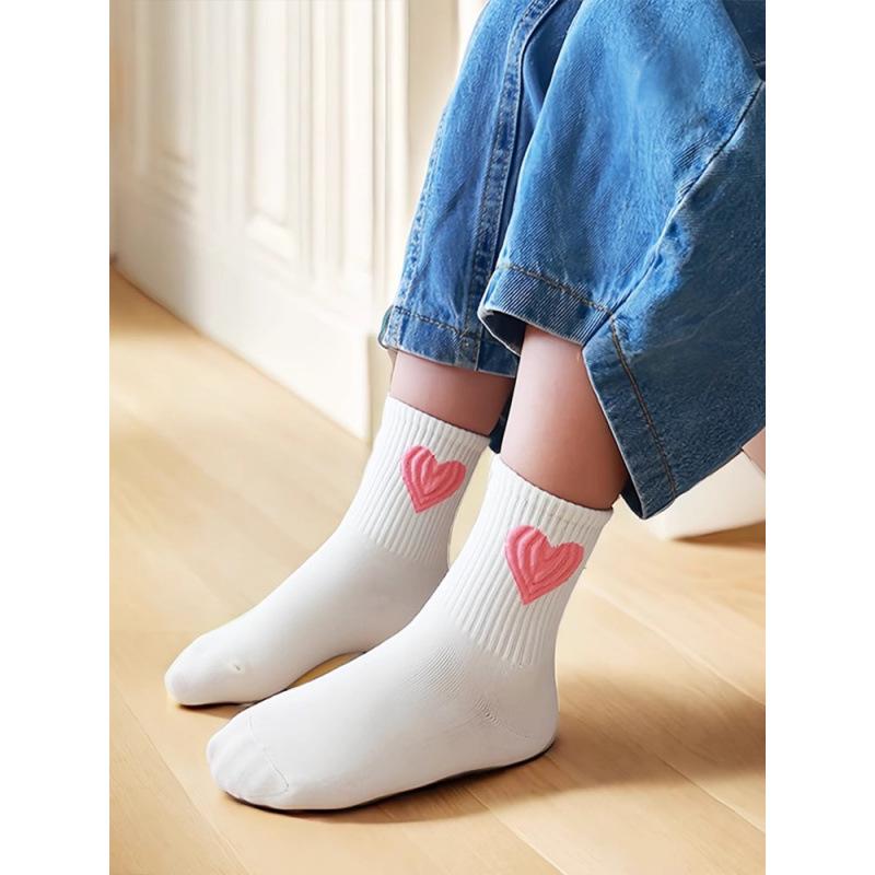 Korean Style Girls' Mid-Calf Cotton Socks for Spring and Autumn - Fashionable Love Pattern, Versatile for Students and Sports.