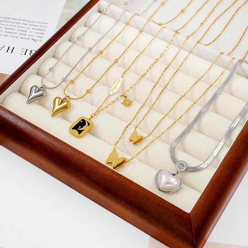 Elegant Light Luxury Heart-Shaped Gold-Plated Titanium Steel Necklace for Women - Versatile Fashion Clavicle Chain.
