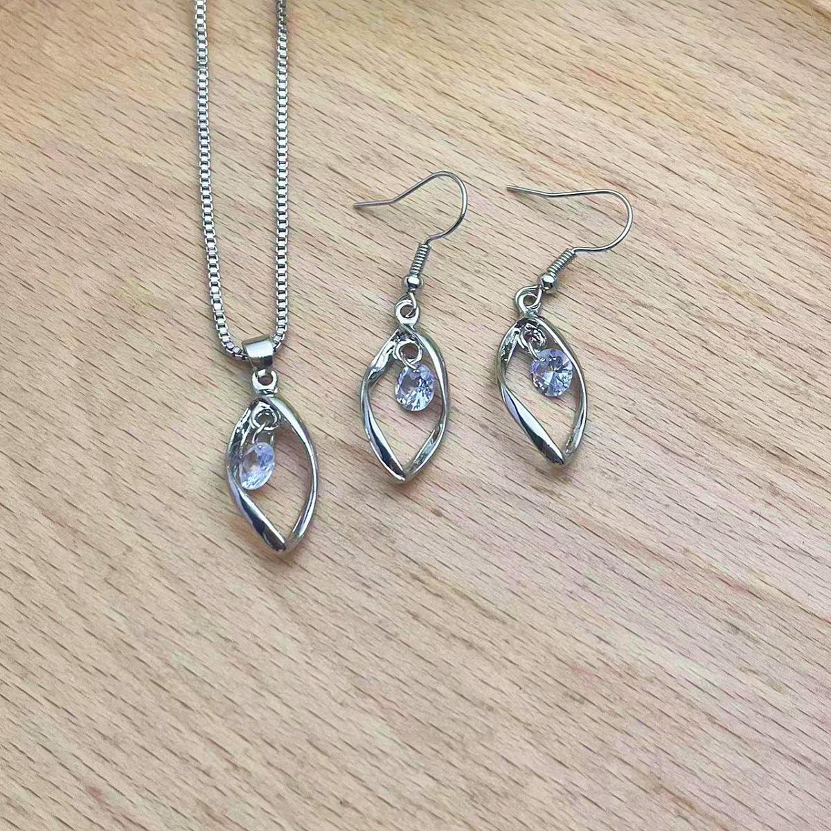 

Стильное ожерелье из сплава с бриллиантами на ключицу с универсальными серьгами с жемчугом - 3 предмета XL0484