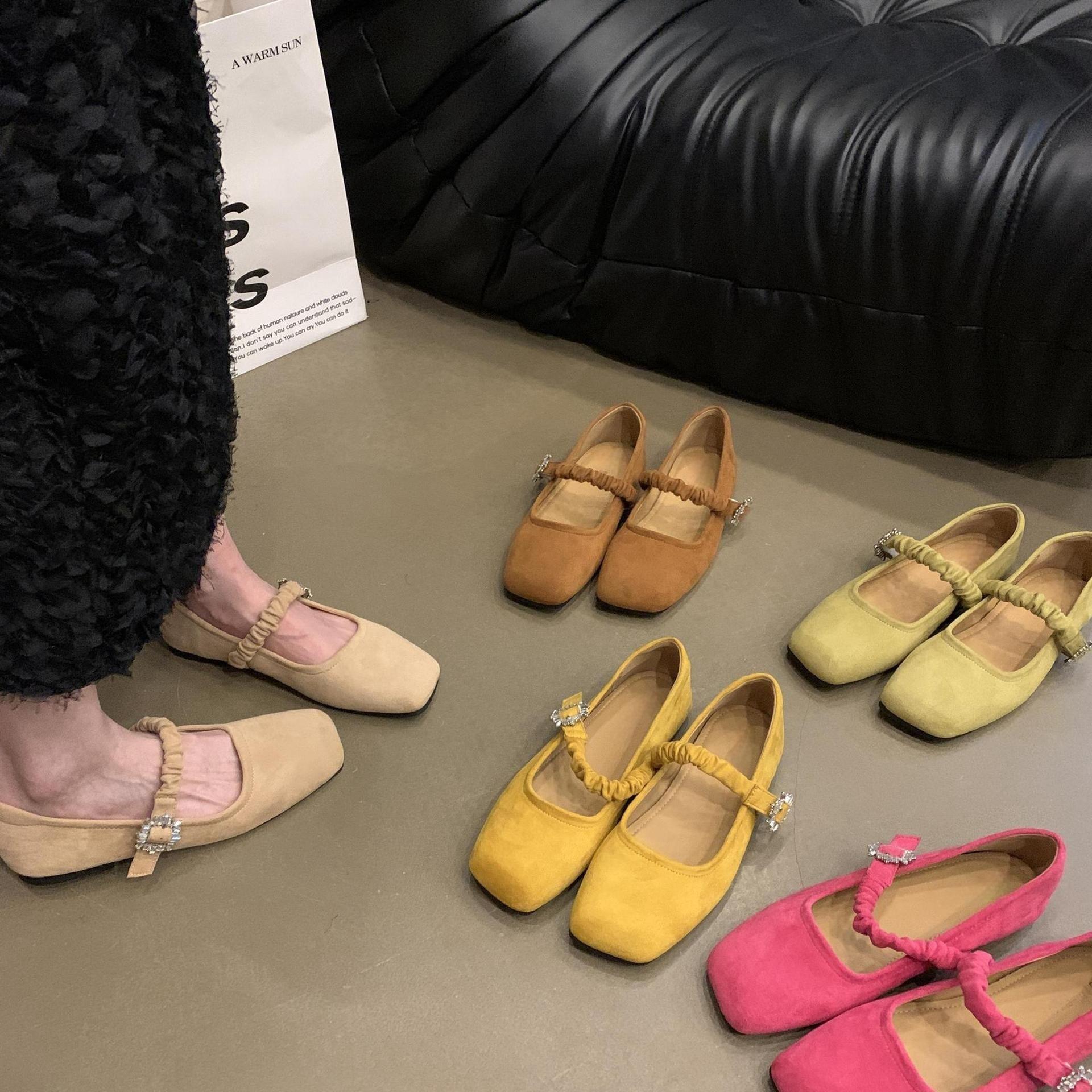 

Square head Mary Jane shoes women s suede flat-soled single shoes rhinestone buckle pleated belt with skirt temperament grandma shoes tide 40 жовтий