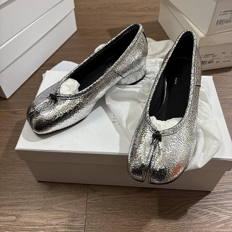 Guangzhou high version tabi medium heel split-toed shoes women's full leather pig's trotters ballet horse single shoes