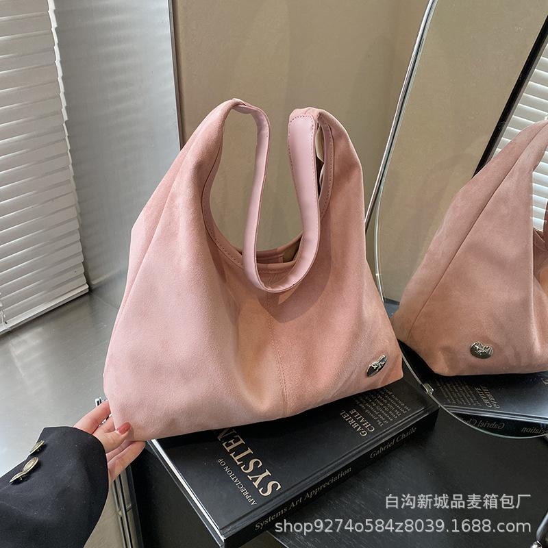 

Autumn and winter popular suede big bag women s 2025 new trendy fashion versatile big bag commuting large capacity tote bag розовый