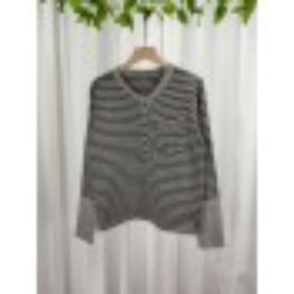 Two Retro Fake Long-sleeved Knitted Sweaters with Contrasting Colors and Stripes for Women's Autumn and Winter Base Layer and Slimming Top