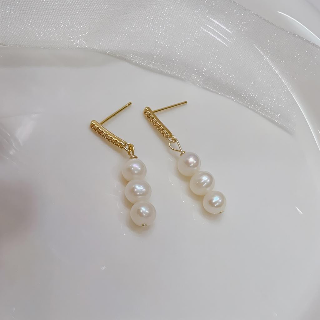 Simple natural freshwater three-bead pearl earrings, silver needle stud earrings ins trendy fashion light luxury niche design earrings