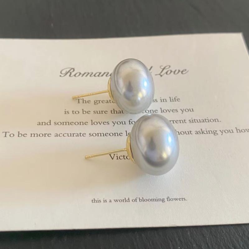 Elegant Retro Pearl Stud Earrings for Women - Chic and Versatile Light Luxury Fashion Accessory