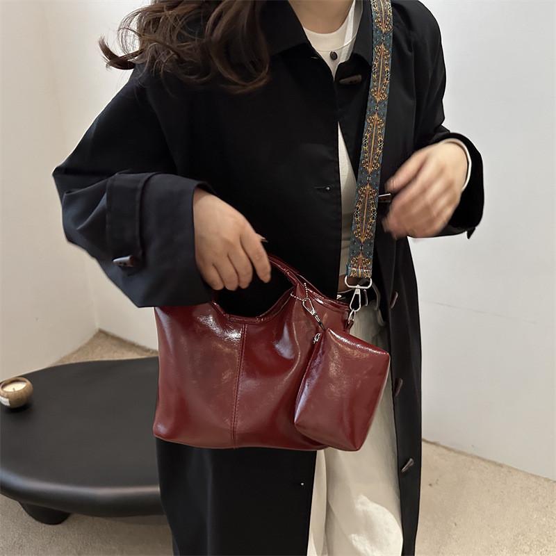 Stylish Large Capacity Bucket Bag For Women With Beautiful Design Versatile Handbag