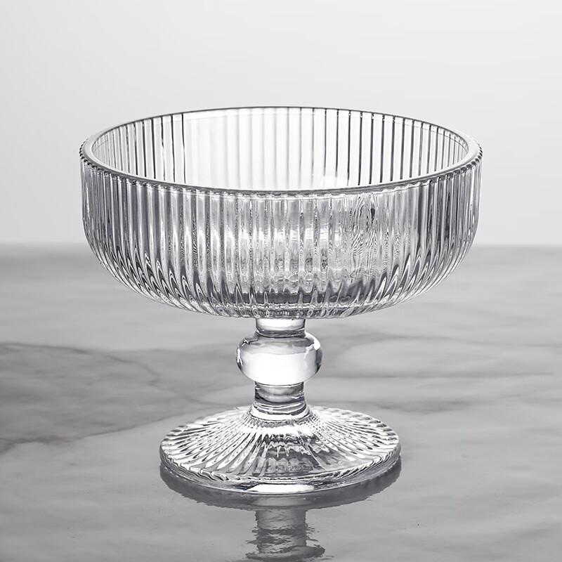 Pruhované sklenice na nápoje se stopkou