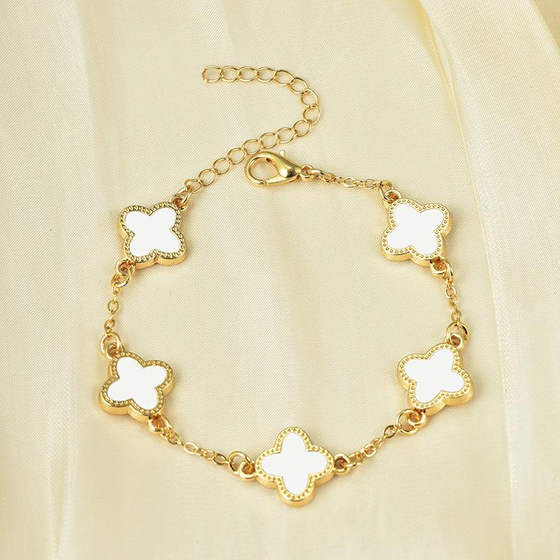 Four-Leaf Clover Bracelet: Elegant Women's Jewelry with a European and American Flair.