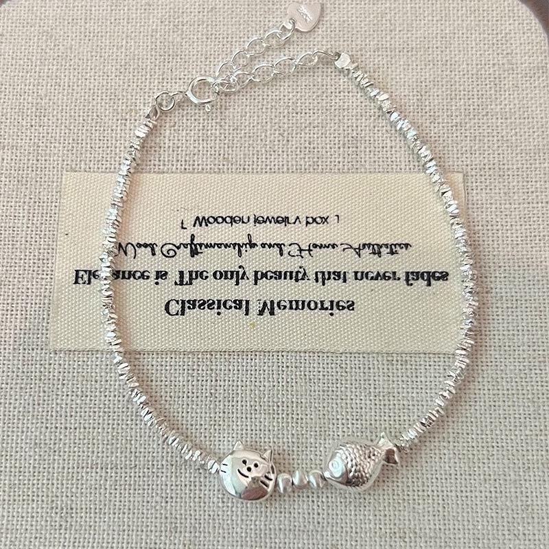 

Браслет из серебряного жемчуга с кошкой и рыбкой: Элегантный, Нишевый Дизайн для Женщин - Изысканные, Высококлассные, Универсальные Украшения для Рук Copper