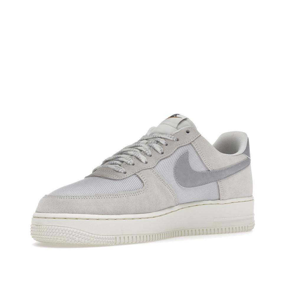 Nike Air Force 1 07 LV8 Certified Fresh - Photon Dust Herren-Sneaker Weiß Sail Light-Smoke-Grey DO9801-100
